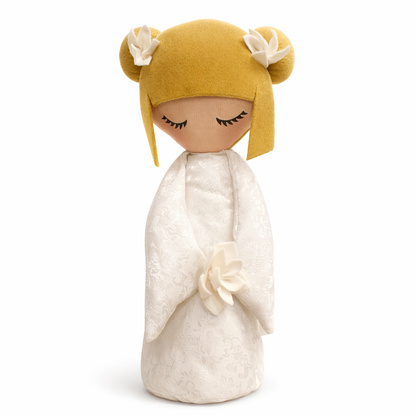 Muñeca Japonesa KUMIS vestido blanco RUBIA